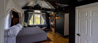 Ease you mind from the stresses, with the lake and vineyards just niles away.