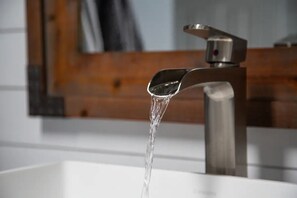 Secador de pelo, toallas, jabón y papel higiénico