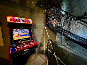 Games room - Pet friendly 4-bedroom house with fenced in yard, 2 living rooms and game room (Villa Hills)