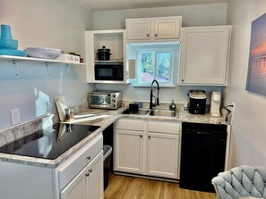 Microwave, oven, stovetop, dishwasher - Casa Blanca Upper Deck On The Canal (Gulf Breeze)