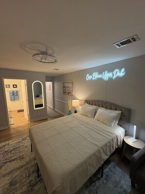 1 bedroom, iron/ironing board, WiFi, bed sheets - Casa Blanca Upper Deck On The Canal (Gulf Breeze)