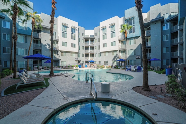 حمّام سباحة خارجي