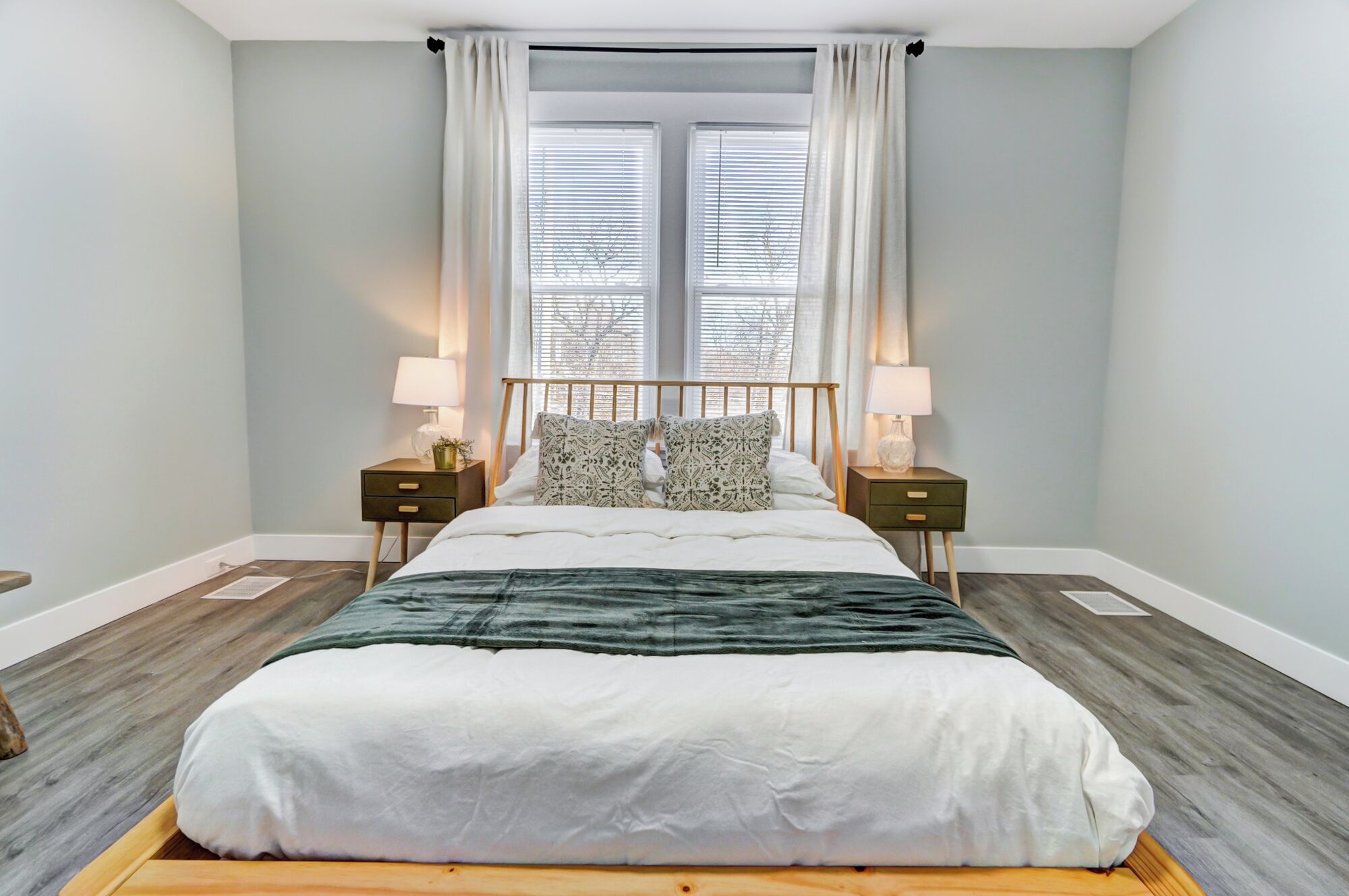 Iron/ironing board, free WiFi, bed sheets