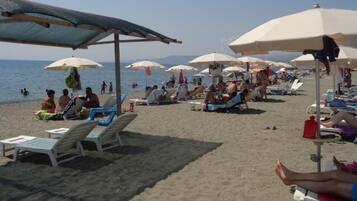 Plage privée, sable blanc, chaises longues, parasols