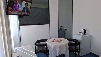 Exclusive Double Room, City View | Dining