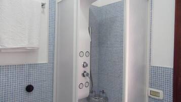 Doppia Exclusive, vista città | Bagno | Doccia, asciugacapelli, asciugamani, sapone