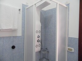 Quarto casal exclusivo, vista para a cidade | Banheiro | Chuveiro, secador de cabelo, toalhas de banho, sabonete