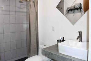 Shower, towels, soap, toilet paper - Condo in Centro histórico de Guadalajara Downtown w/parking and pool (Guadalajara)