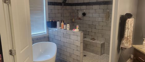 Douche, sèche-cheveux, serviettes fournies, savon