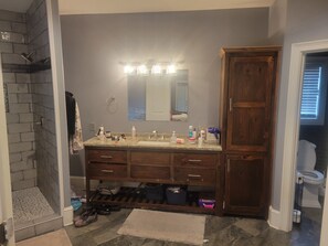 Shower, hair dryer, towels, soap - Spacious 9-bedroom house in lovely Locust Grove with AC (Locust Grove)