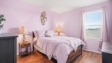 4 bedrooms, iron/ironing board, WiFi, bed sheets