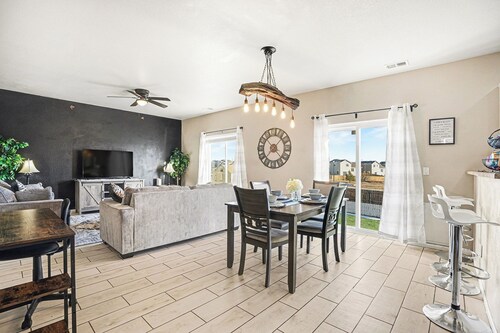 Spacious 4-bedroom house in peaceful Colorado Springs with AC and a game room.