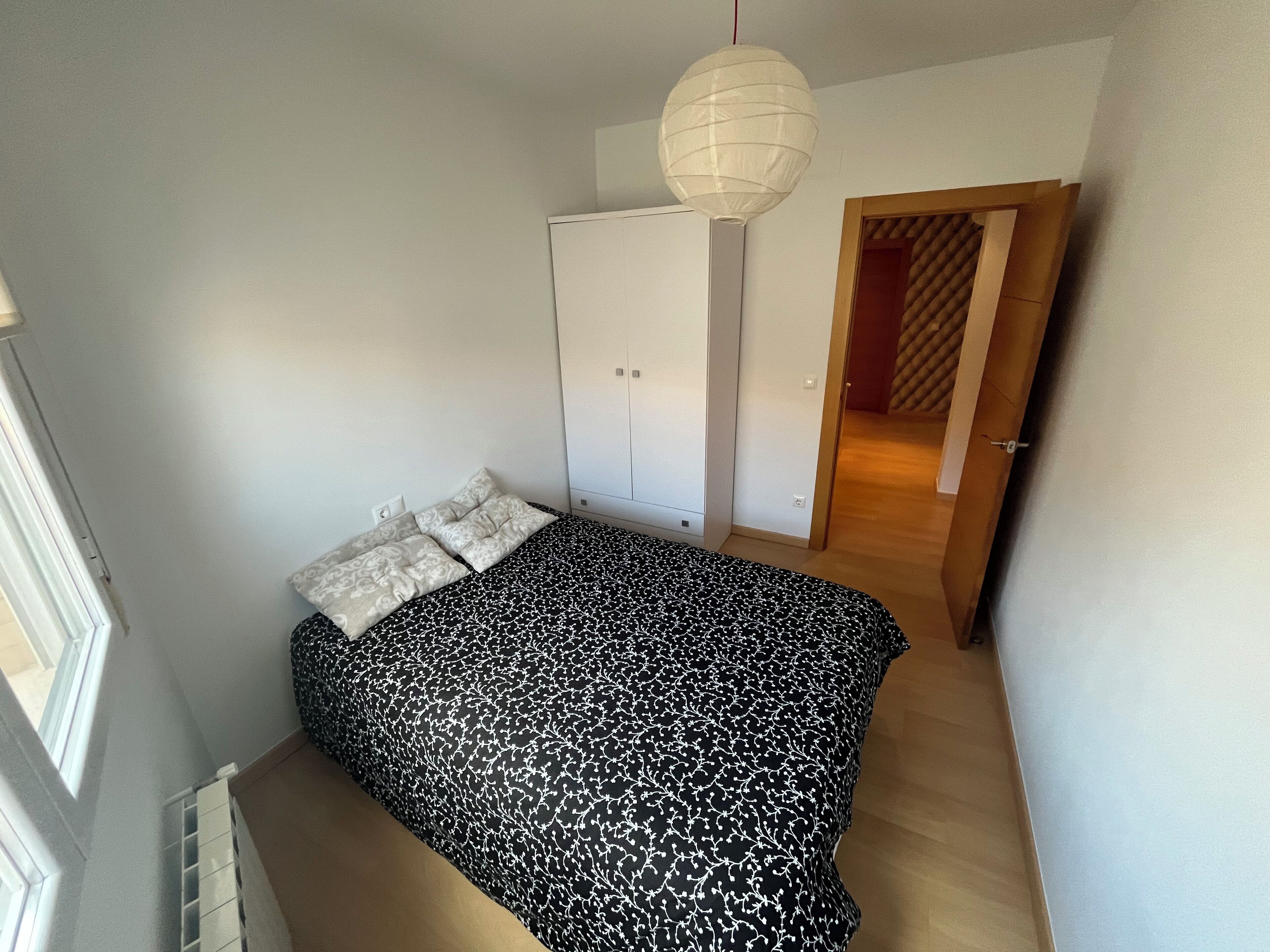 Tabla de planchar con plancha, wifi, ropa de cama