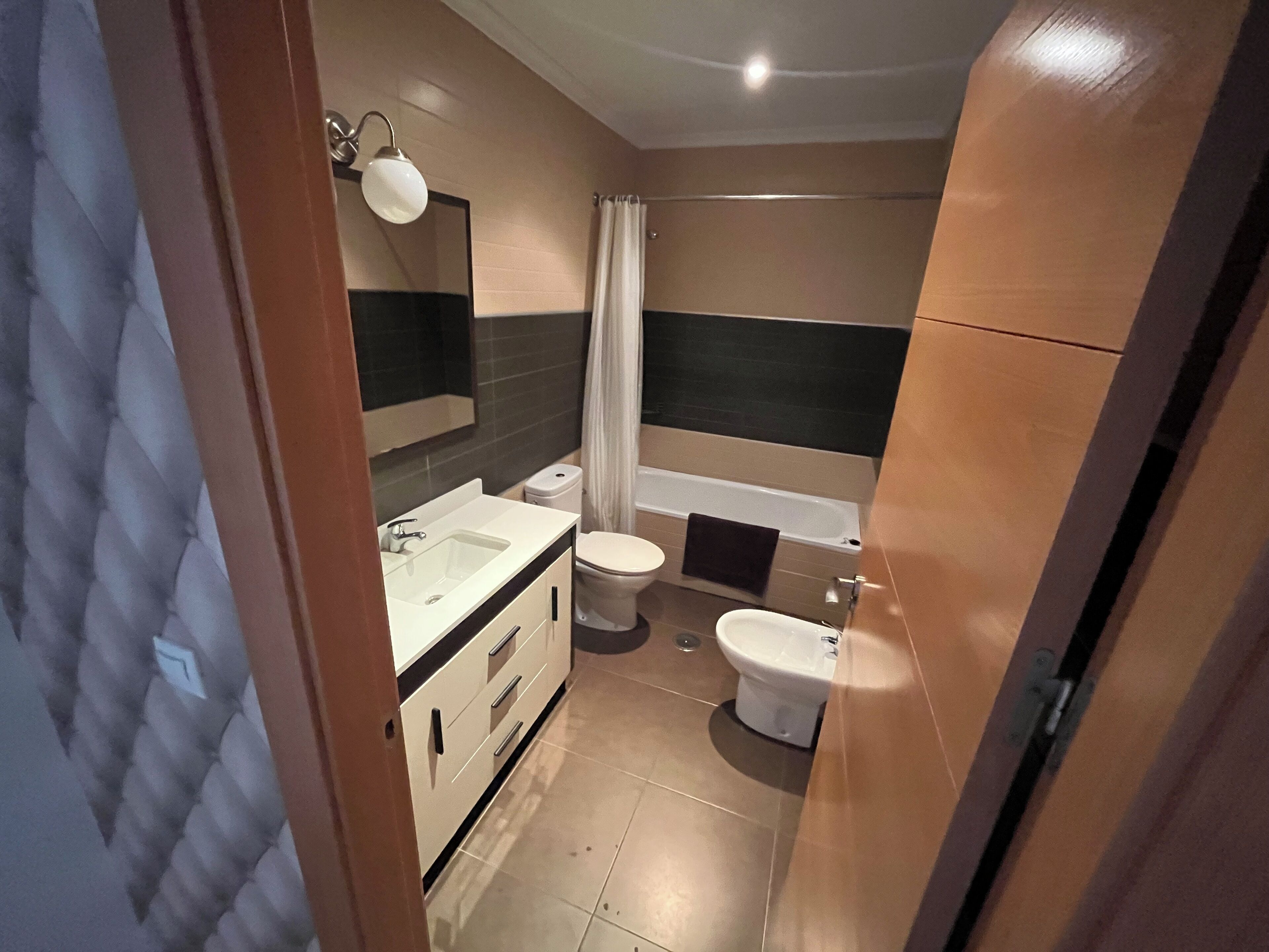 Een douche, een haardroger, een bidet, handdoeken