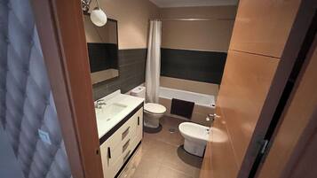 Een douche, een haardroger, een bidet, handdoeken