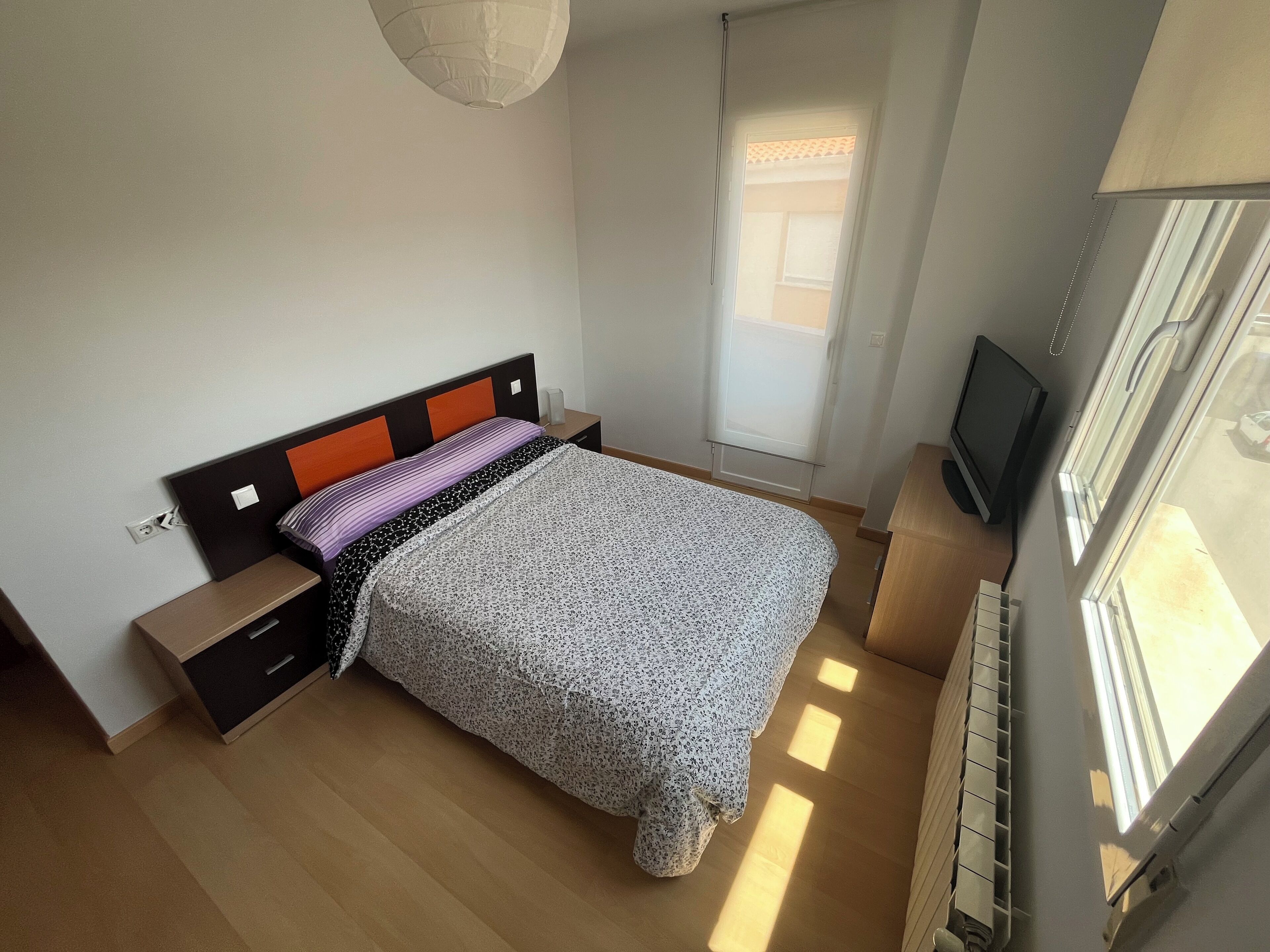 Een strijkplank/strijkijzer, wifi, beddengoed