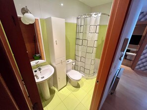 Regadera, secadora de cabello, bidet, toallas 