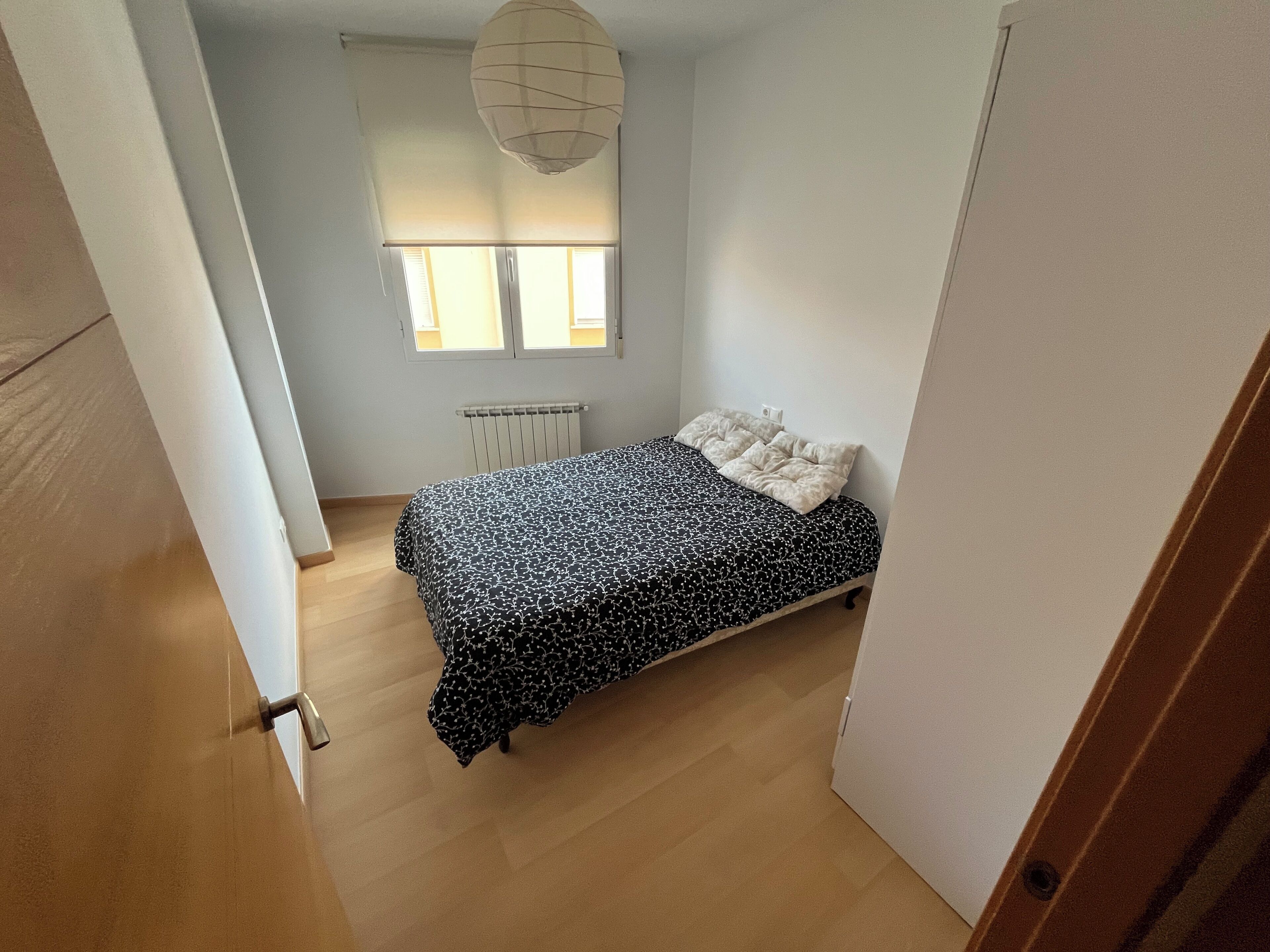 Een strijkplank/strijkijzer, wifi, beddengoed