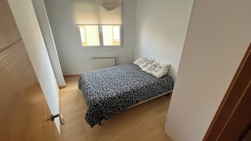 Een strijkplank/strijkijzer, wifi, beddengoed