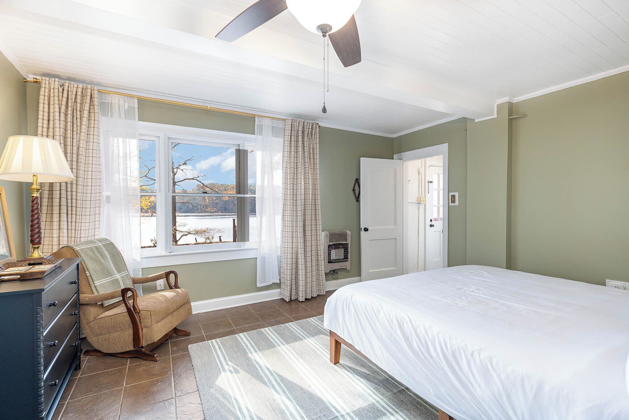 3 slaapkamers, een strijkplank/strijkijzer, wifi, beddengoed