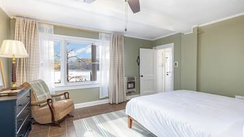 3 slaapkamers, een strijkplank/strijkijzer, wifi, beddengoed