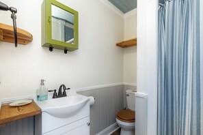 Regadera, toallas, papel de baño 