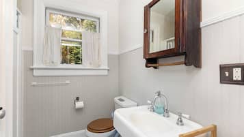 Douche, serviettes fournies, papier toilette