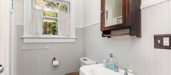 Cozy Cottage with Sauna. Close to over 40 golf courses near Pinehurst.