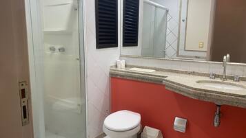 Quarto duplo luxo | Banheiro | Chuveiro, toalhas de banho, sabonete, shampoo