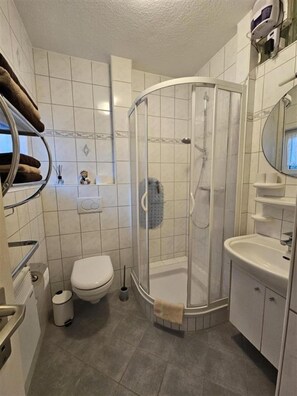 Shower, hair dryer, soap - Vacation apartment Urlaubsschmiede 6 EG at the North Sea in Wangerland/ Horumersiel (Wangerland)