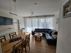 TV, fireplace - Vacation apartment Urlaubsschmiede 6 EG at the North Sea in Wangerland/ Horumersiel (Wangerland)