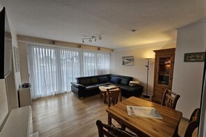 TV, fireplace - Vacation apartment Urlaubsschmiede 6 EG at the North Sea in Wangerland/ Horumersiel (Wangerland)
