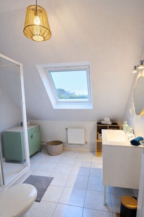 Hårtork, handdukar, tvål och toalettpapper