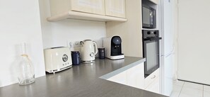 Kjøleskap, mikrobølgeovn, ovn og kokeplater