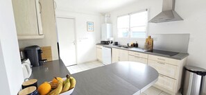 Køleskab, mikrobølgeovn, ovn, kogeplade