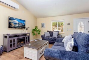 Living area - Blossom Creek Retreat Suite D (Three Rivers)