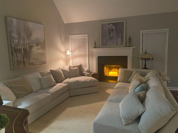 Smart TV - 4 bedroom beautifully furnished home on over an acre. Close to 1-85 and Athens.  (Commerce)