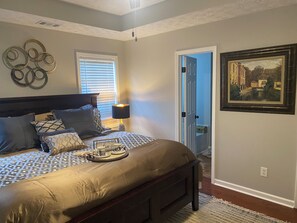 4 bedrooms, iron/ironing board, WiFi, bed sheets - 4 bedroom beautifully furnished home on over an acre. Close to 1-85 and Athens.  (Commerce)