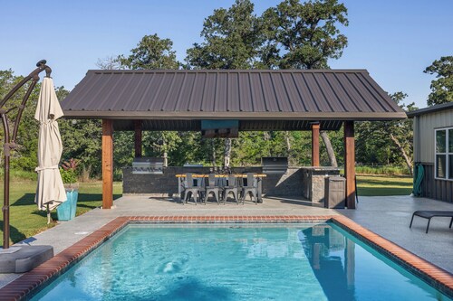 Woodland Retreat 6 mi. from Round Top, Tx Main House w Pool, 2 Cottage own Pool