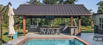 Woodland Retreat 6 mi. from Round Top, Tx Main House w Pool, 2 Cottage own Pool