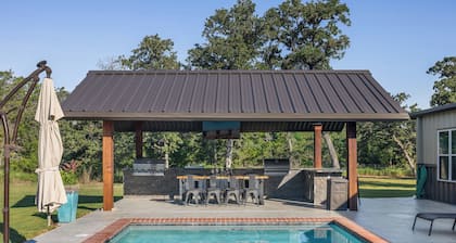 Woodland Retreat 6 mi. from Round Top, Tx Main House w Pool, 2 Cottage own Pool