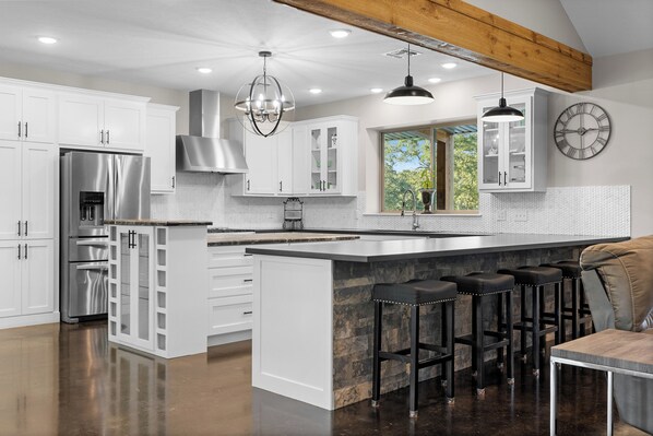 Fridge, microwave, oven, stovetop - Woodland Retreat 6 mi. from Round Top, Tx Main House w Pool, 2 Cottage own Pool (Fayetteville)