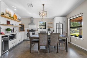 Mikrowelle, Ofen, Herdplatte, Geschirrspüler