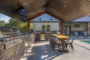 Outdoor dining - Woodland Retreat 6 mi. from Round Top, Tx Main House w Pool, 2 Cottage own Pool (Fayetteville)