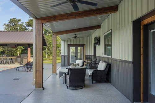 Woodland Retreat 6 mi. from Round Top, Tx Main House w Pool, 2 Cottage own Pool