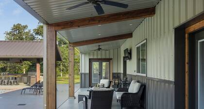 Woodland Retreat 6 mi. from Round Top, Tx Main House w Pool, 2 Cottage own Pool