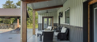 Woodland Retreat 6 mi. from Round Top, Tx Main House w Pool, 2 Cottage own Pool