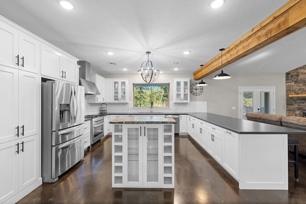 Refrigerador, microondas, horno, placa de cocina