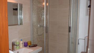 Douche, sĂšche-cheveux, serviettes fournies, savon