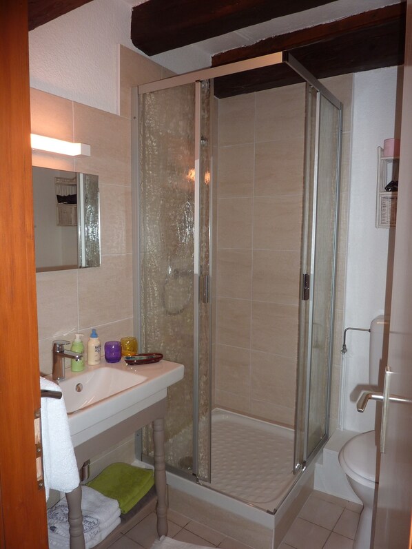 Dusche, Haartrockner, Handtücher, Seife